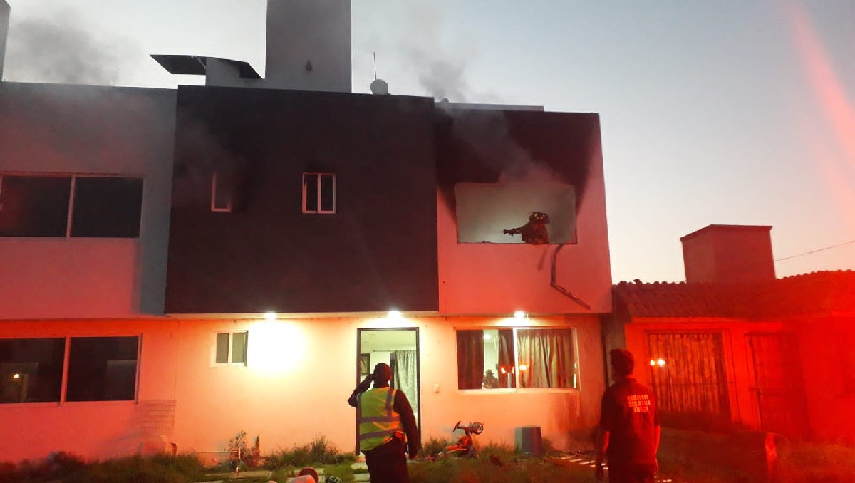 Bomberos realizan actividades para apagar incendio en vivienda de San Mateo Atenco Edomex