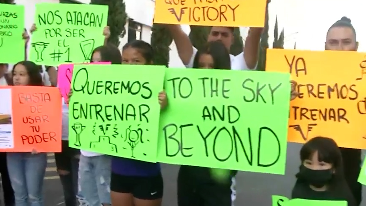 Deportistas protestan por cierre de Polideportivo en la Benito Juárez, denuncian amenazas
