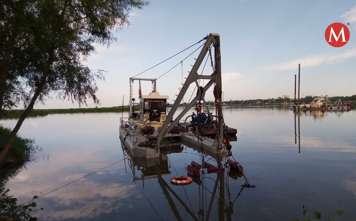 En Altamira se realiza el dragado a la Laguna del Champayán.