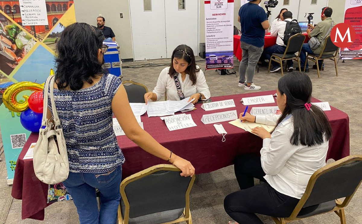Jóvenes de Tampico buscan en Ferias de Empleo colocarse en un puesto laboral.