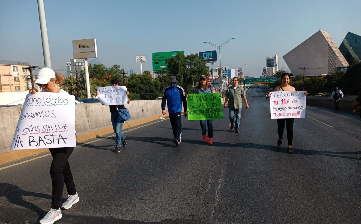Durante la mañana del jueves, vecinos del sector acudieron a la avenida Eugenio Garza Sada con pancartas. Erik Solheim Rocha