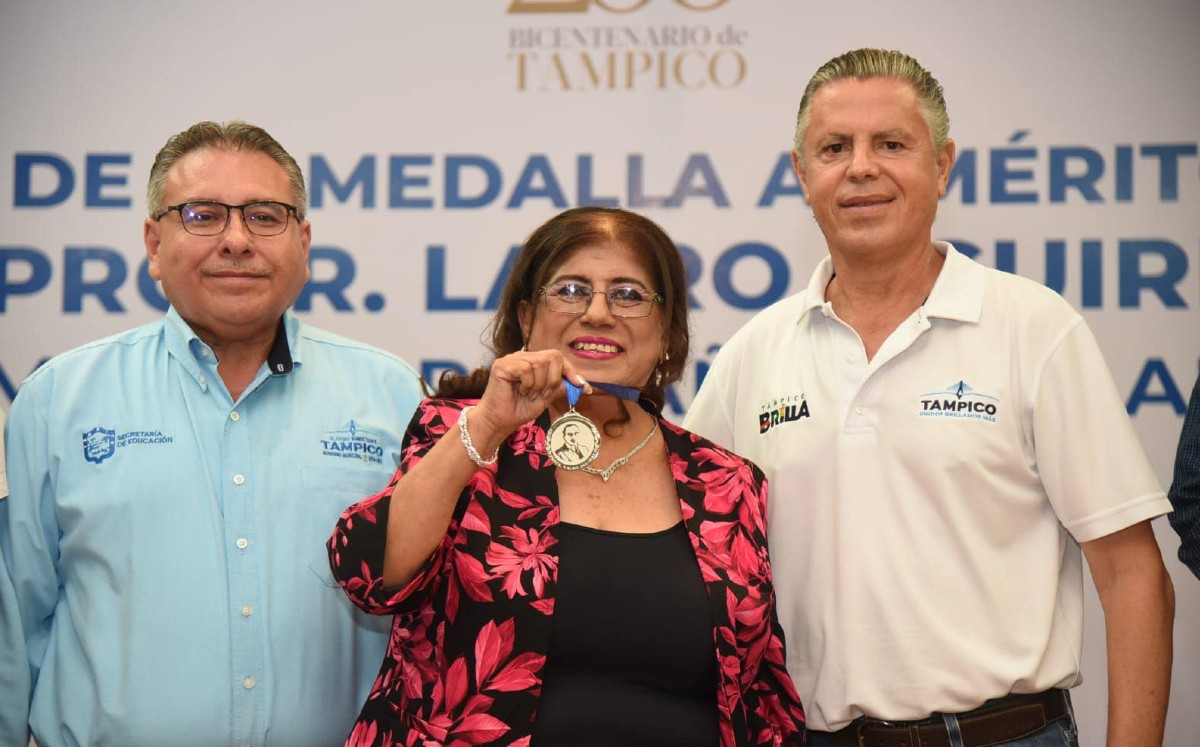 Tere Cruz Oviedo recibe medalla en Tampico
