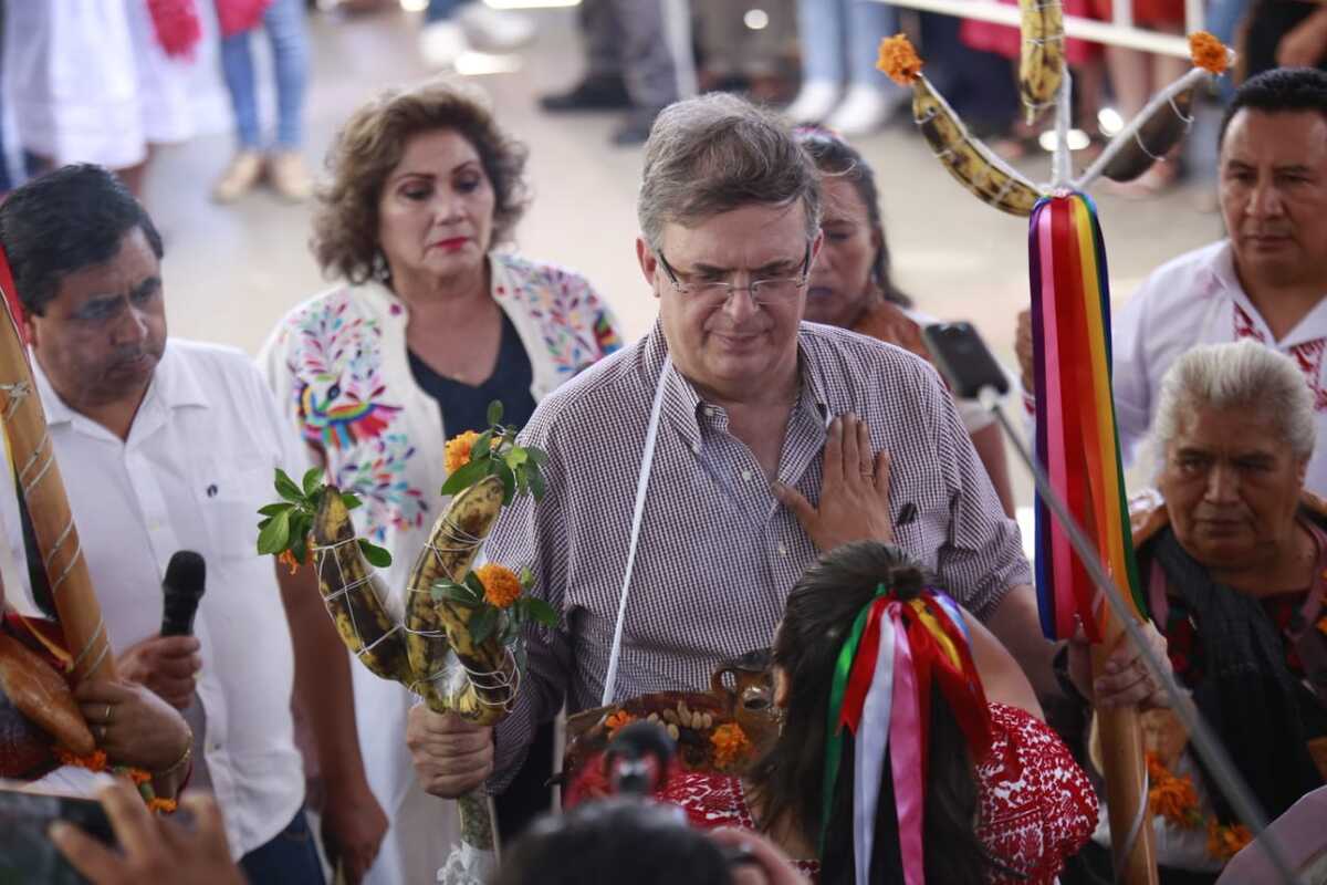 El ex canciller recibió la corona, una pechera decorada con flores de cempasúchil y cacahuate, como símbolo de protección (Juan Carlos Bautista)