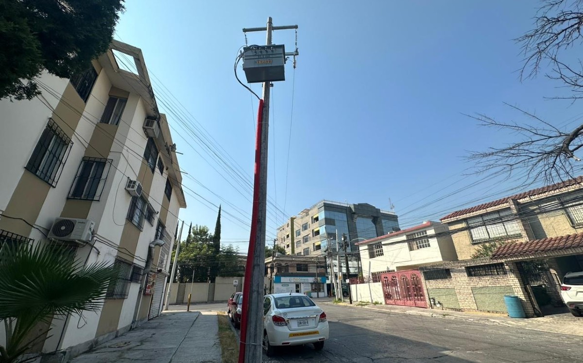 CFE finalmente restablece el servicio eléctrico de vecinos de la zona. Foto: Sandra González