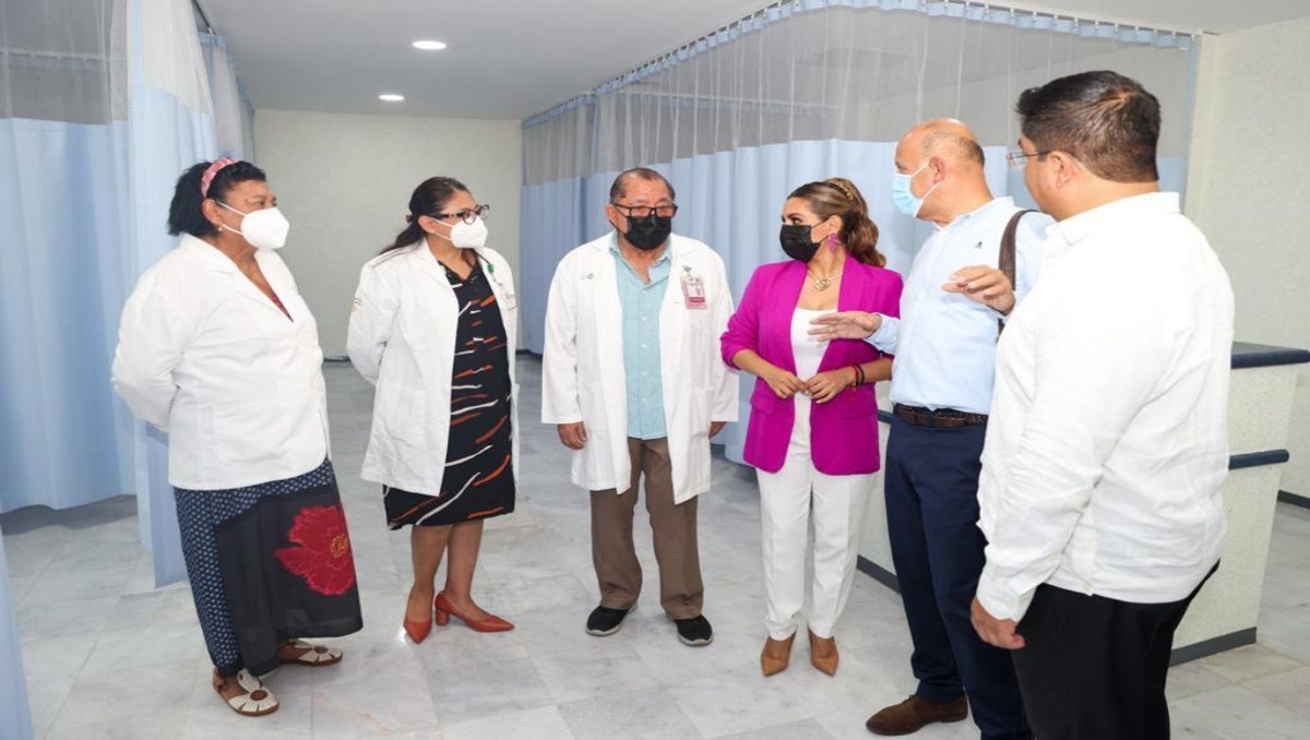 Gobernadora acompañada de autoridades de salud | Especial