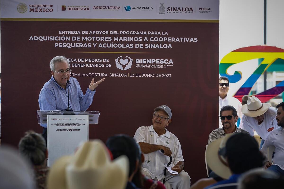 Rocha entrega motores marinos y tarjetas del Bienpesca a pescadores