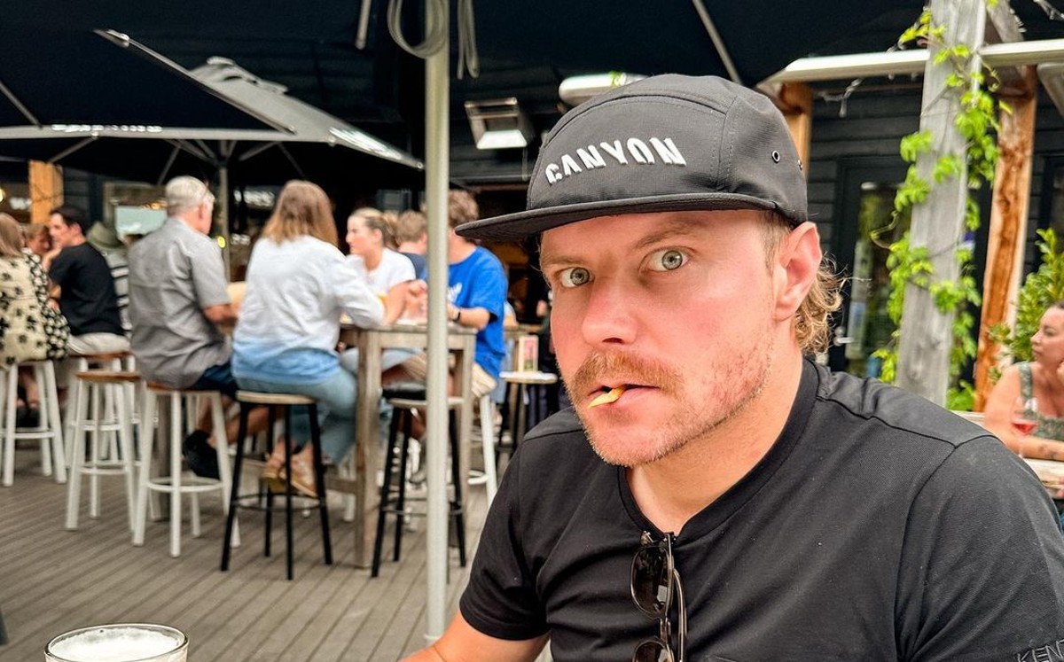 Valtteri Bottas sorprende con otra fotografía desnudo en redes sociales (IG:@valtteribottas)
