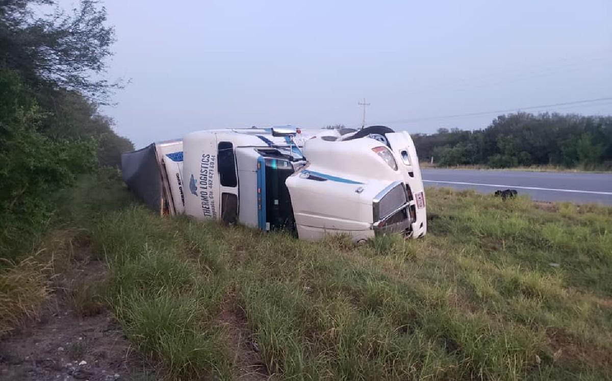 Volcadura de tractocamión en Padilla, Tamaulipas. (SSP)