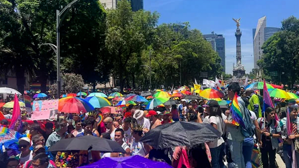 Avanza la marcha LGBT+ y Paseo de la Reforma se pinta de colores