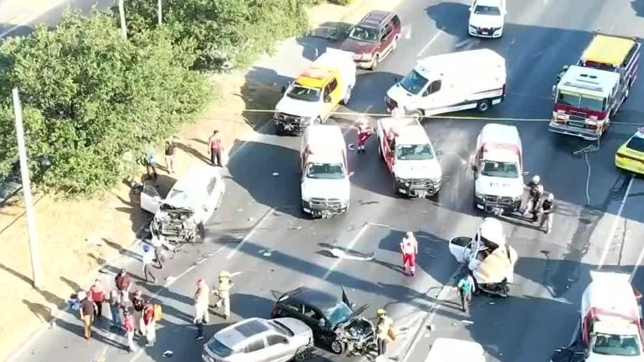 Chocan cuatro vehículos en la avenida Garza Sada en NL; reportan dos personas muertas