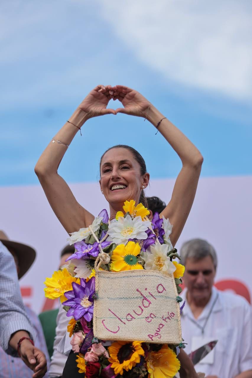 Claudia Sheinbaum se compromete con la basificación de médicos en Querétaro.