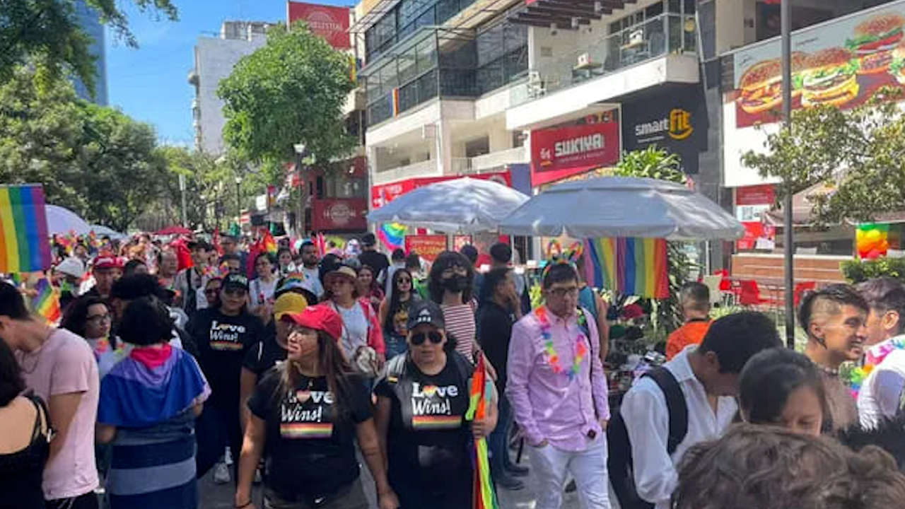 Comienzan a llegar personas para la marcha LGBTTTIQA+ en la Ciudad de México