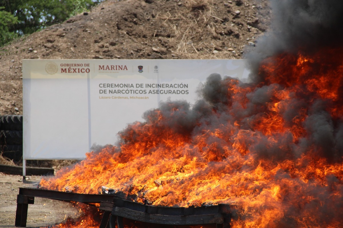 1400 kg de cocaína incinerados en Michoacán.