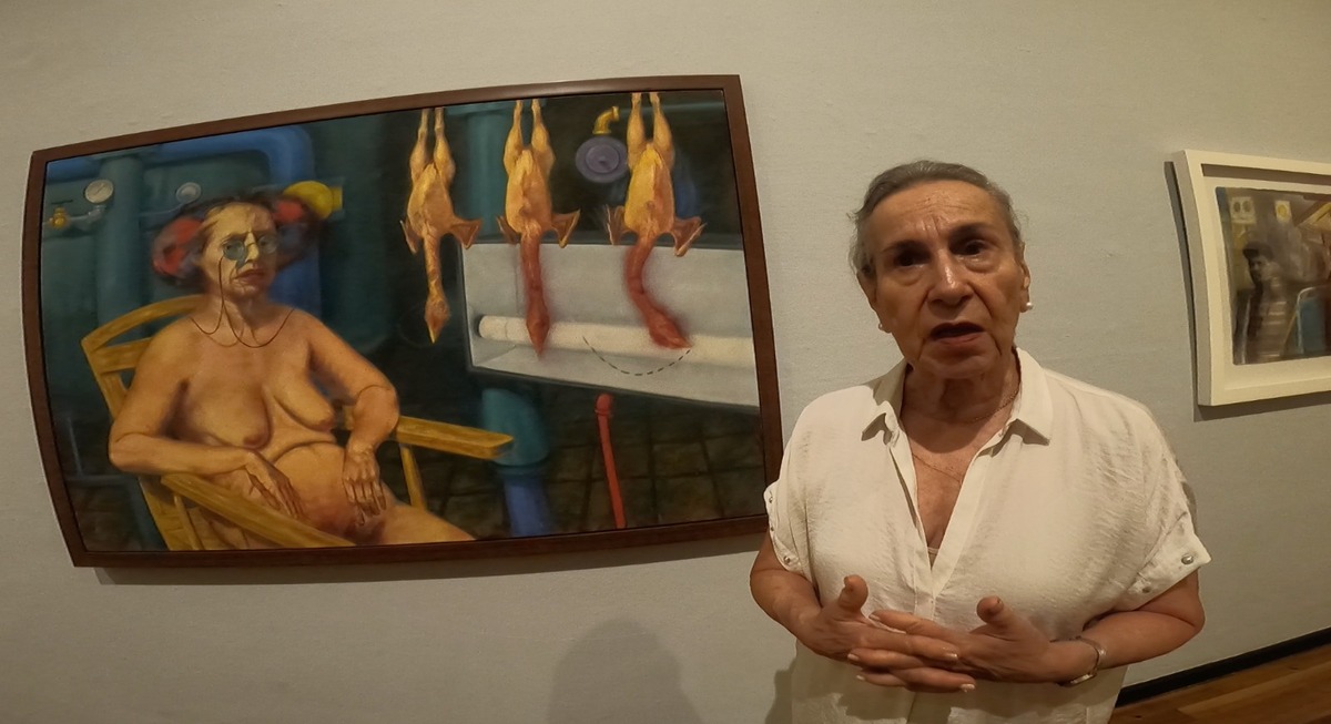 María Fernanda Matos, curadora de la muestra con una obra de Martha Pacheco (Enrique Vázquez)