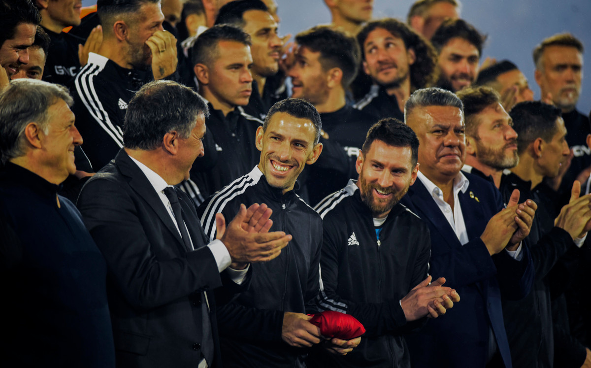 Maxi Rodríguez se despide del futbol con Lionel Messi como invitado especial (EFE)