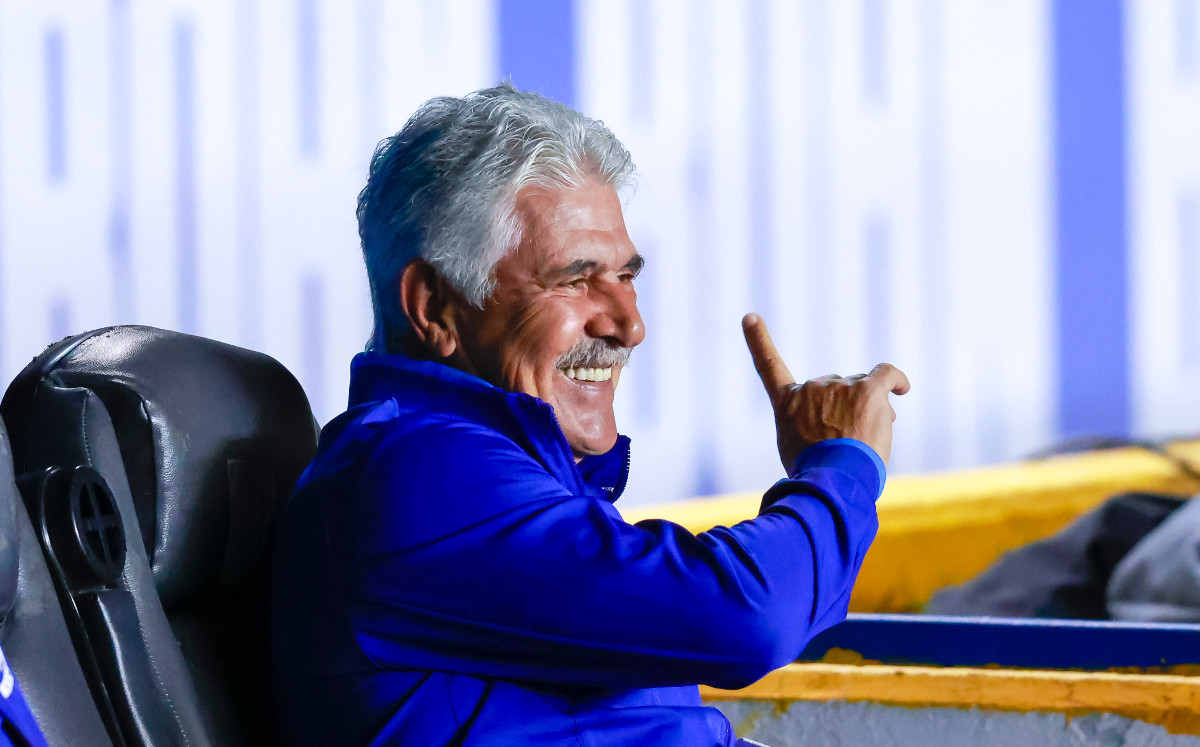 'Tuca' Ferretti es captado de 'viene viene' en plaza comercial de la CdMx (Imago7)
