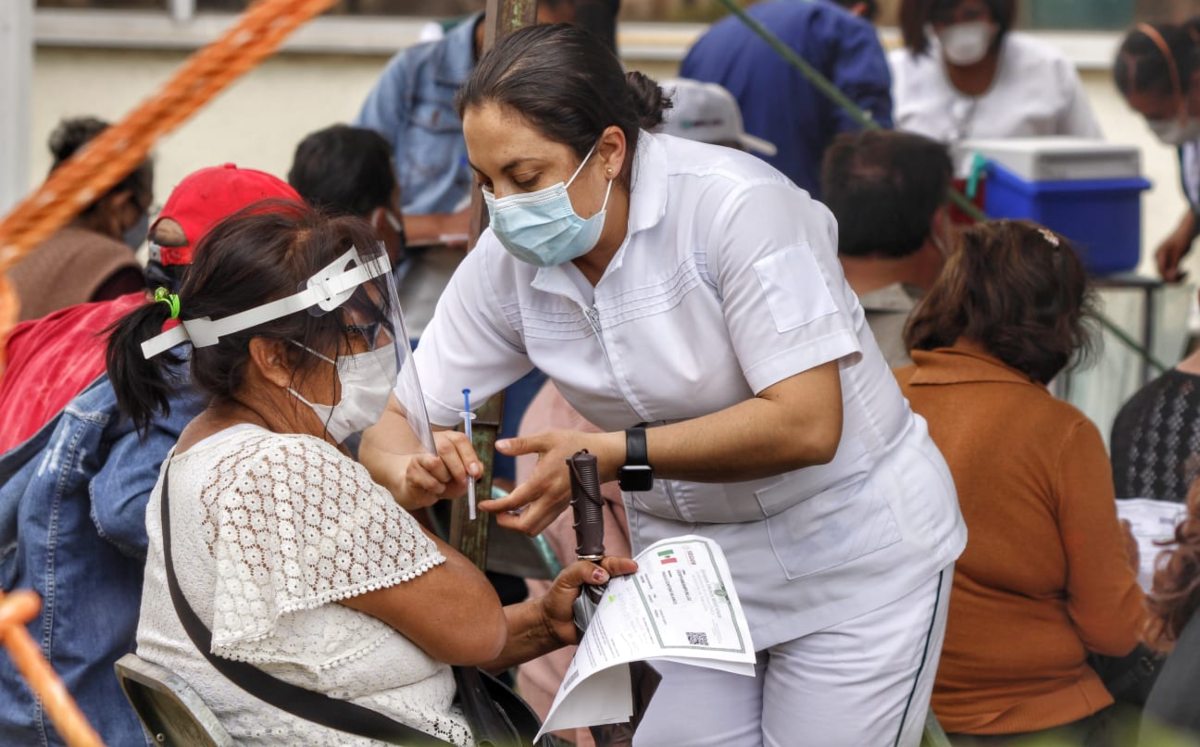 Vacunas anticovid están por caducar, advierte Salud Puebla | Melanie Torres