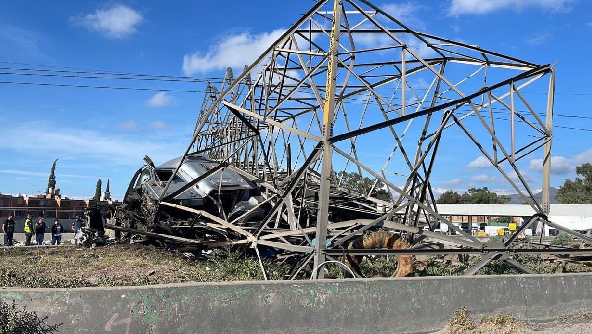 Automóvil particular debajo de la estructura de la torre de luz que bloquea los carriles de la carretera Lechería-Texcoco (Especial)