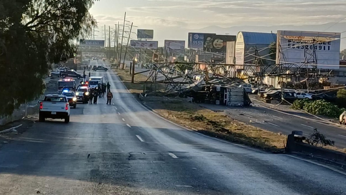 Cabina y caja de la unidad pesada debajo de la torre de luz en la Lechería-Texcoco (Especial)