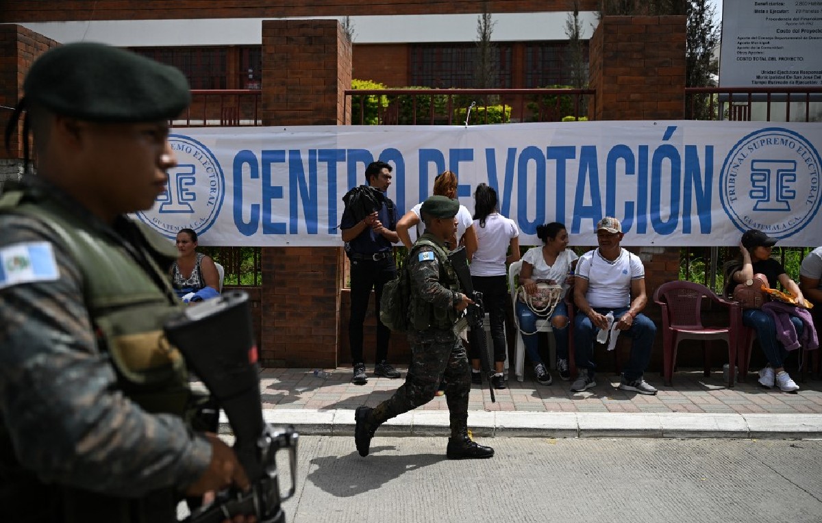 Fuerzas armadas de Guatemala en centro de votación (AFP)
