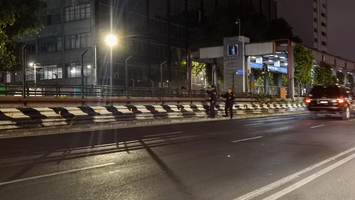 Hombre desnudo entra a vías del Metro de CdMx | Twitter: @Gposiadeoficial