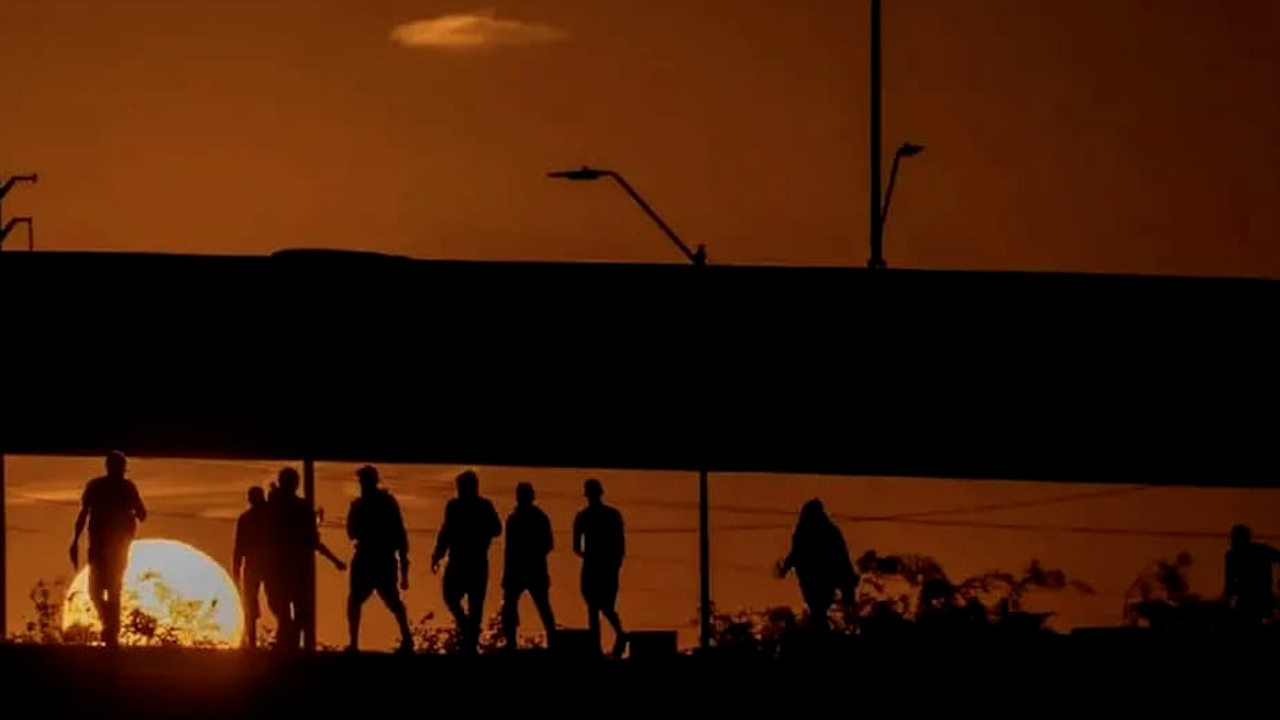 Migrantes pagan más de 100 mil pesos a 'polleros' para intentar cruzar la frontera