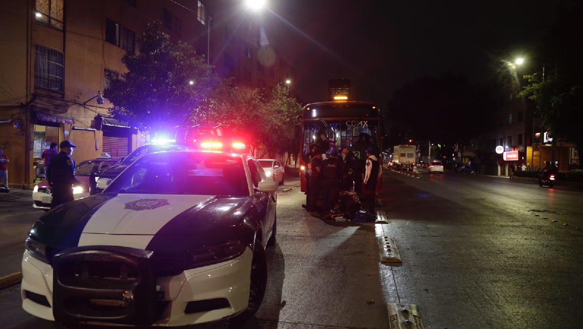 Oficiales atienden al hombre atropellado por el Metrobús (Especial)