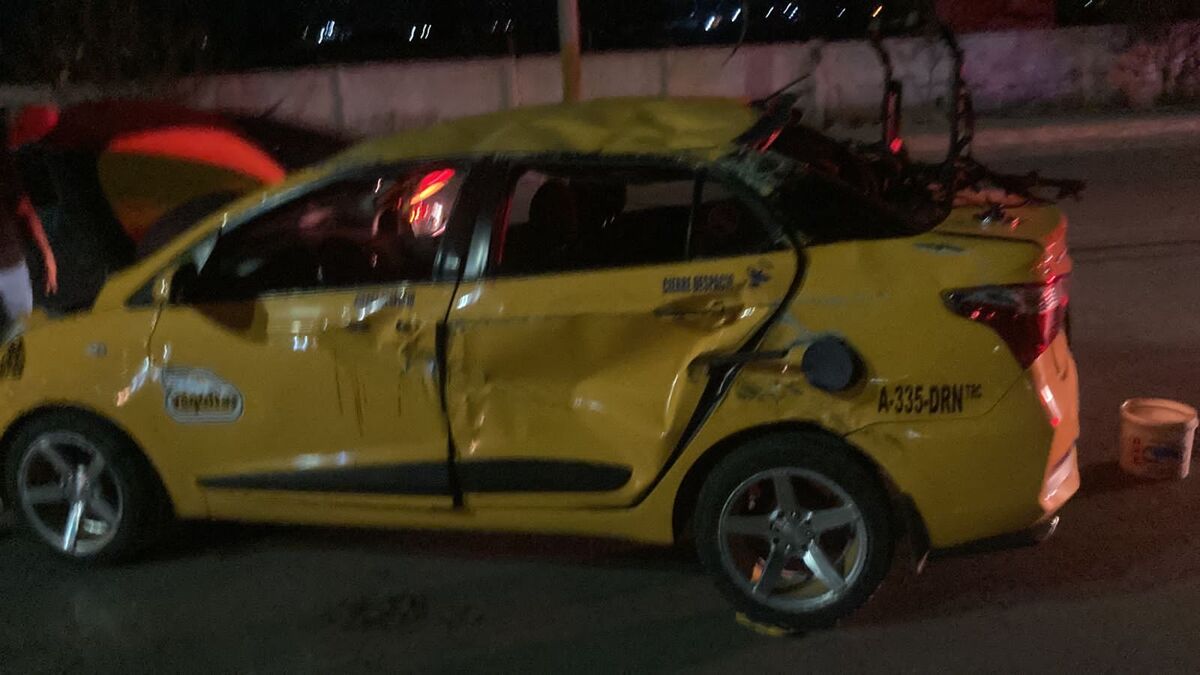 Taxista en presunto estado de ebriedad vuelca en el bulevar Laguna Sur de Torreón. | Especial