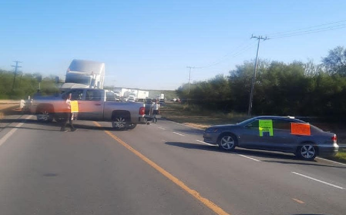 Bloqueo en carretera Victoria-Monterrey