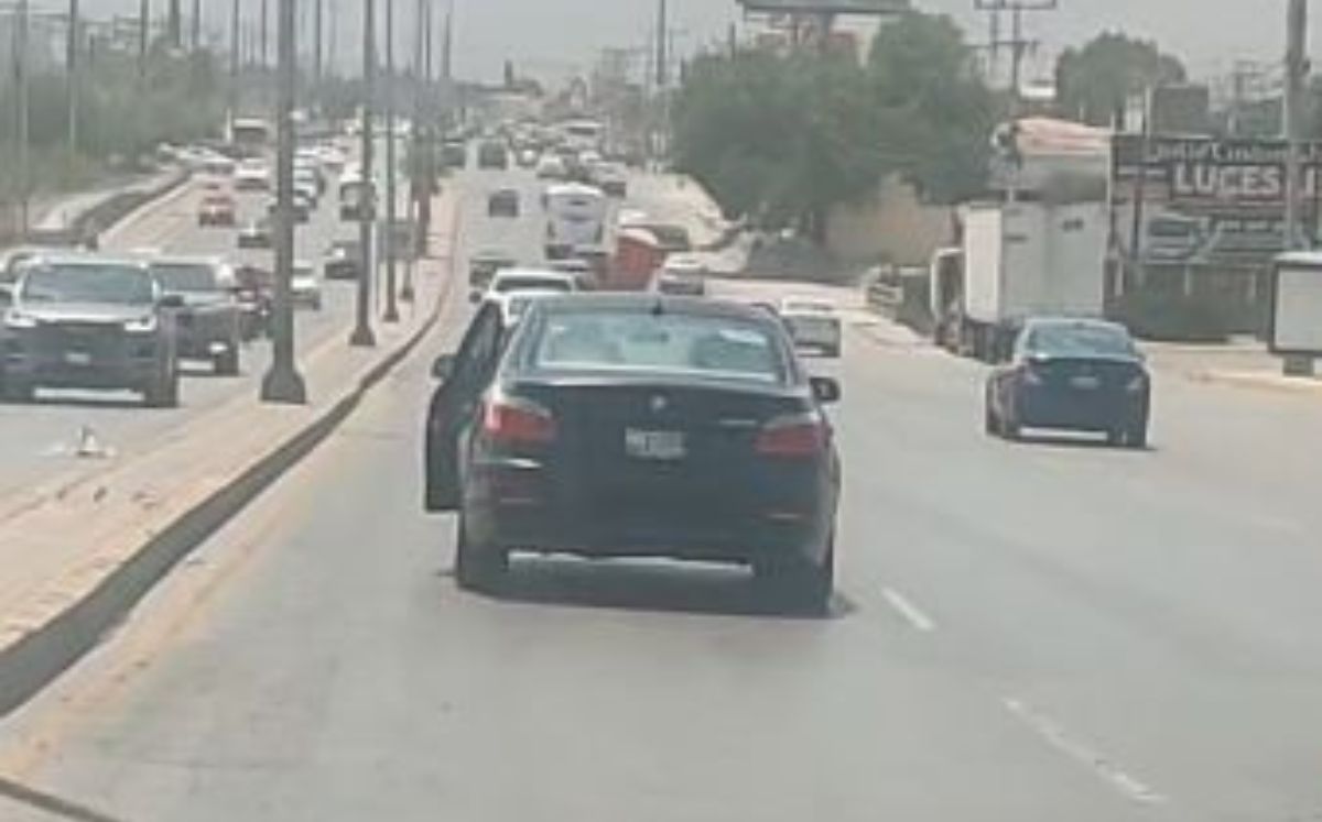 ¿Tenía calor? Captan a conductor circulando con puerta abierta en Saltillo. | Especial