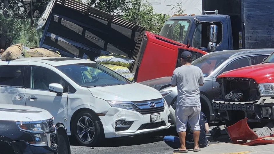 Camión de cerveza impacta a vehículos en San Pedro, Nuevo León
