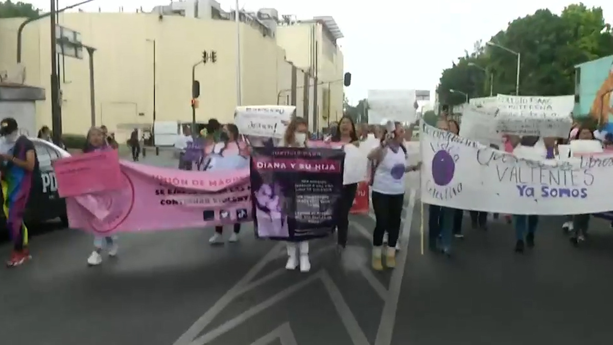 Colectivos feministas marchan hacia la FGJ de la Ciudad de México; acusan violencia vicaria