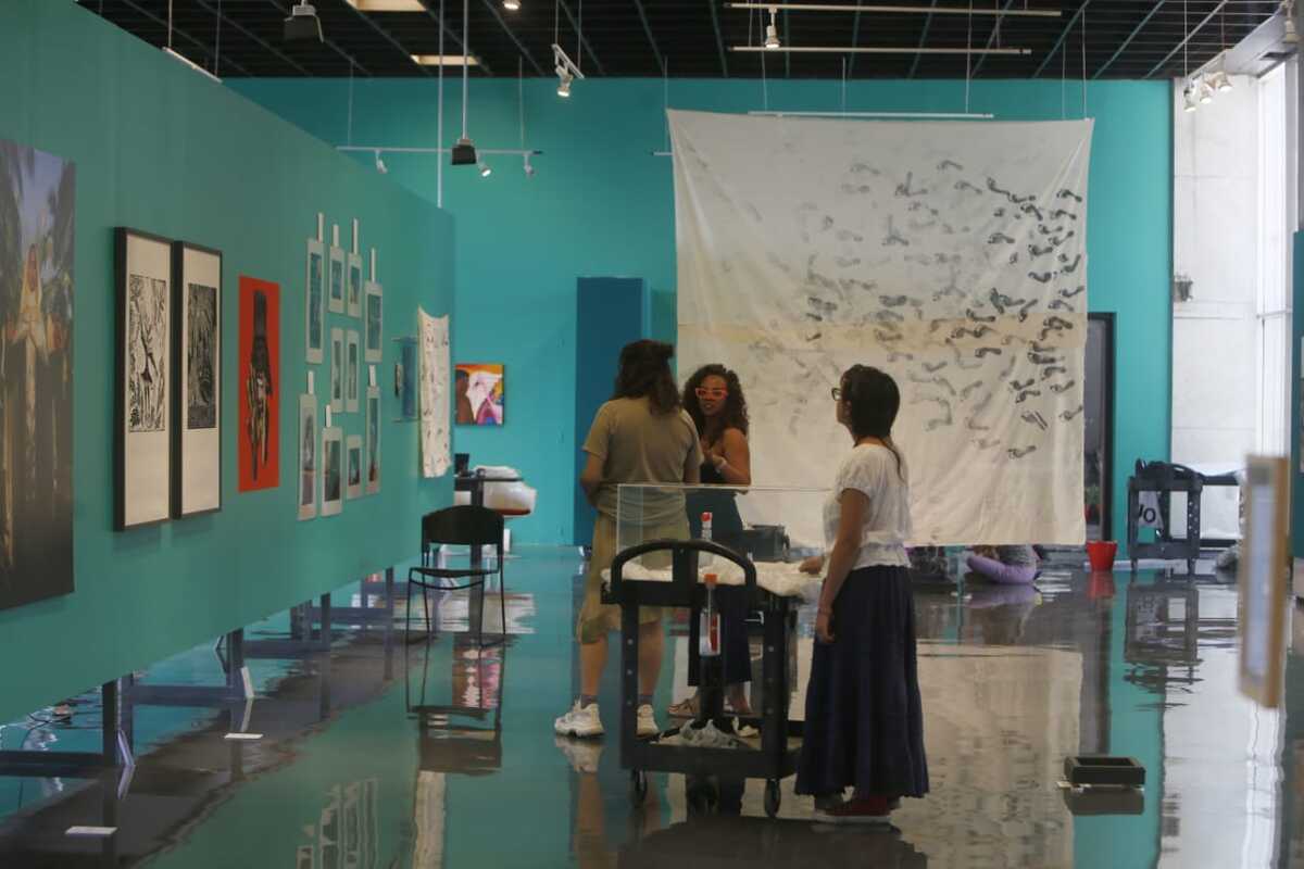 Está integrada por collage, fotografías, video, instalación, grabado y una sala de descanso. (Foto: Ariana Pérez)