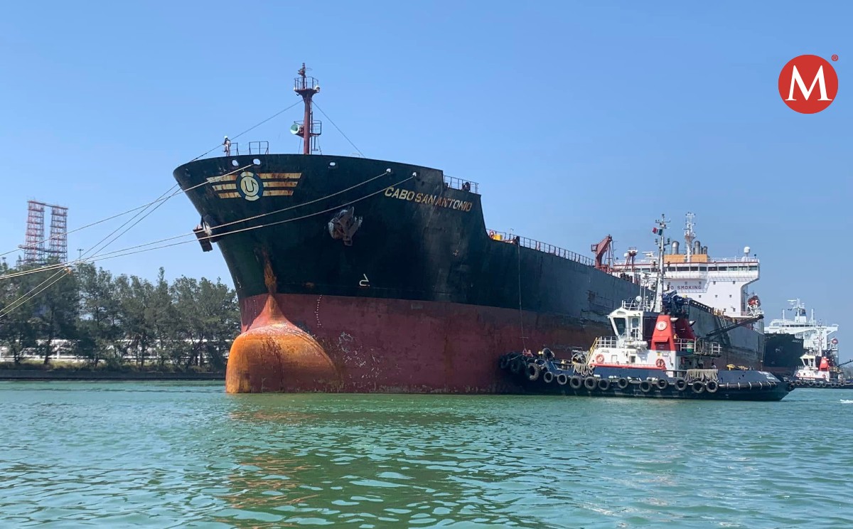 Maniobras en la terminal de Pemex en el puerto de Tampico.