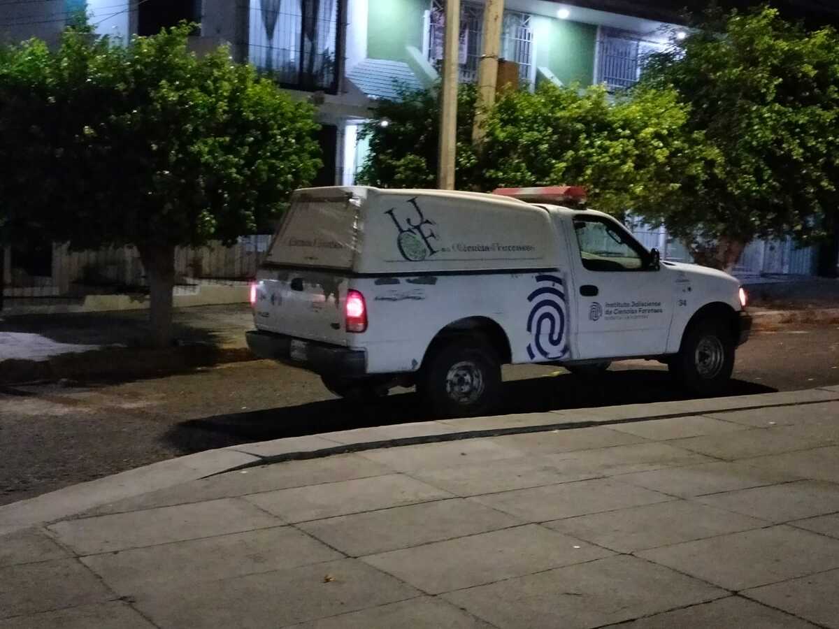 El Servicio Médico Forense traslado el cadáver al anfiteatro de la ciudad. (Vicente Torres)