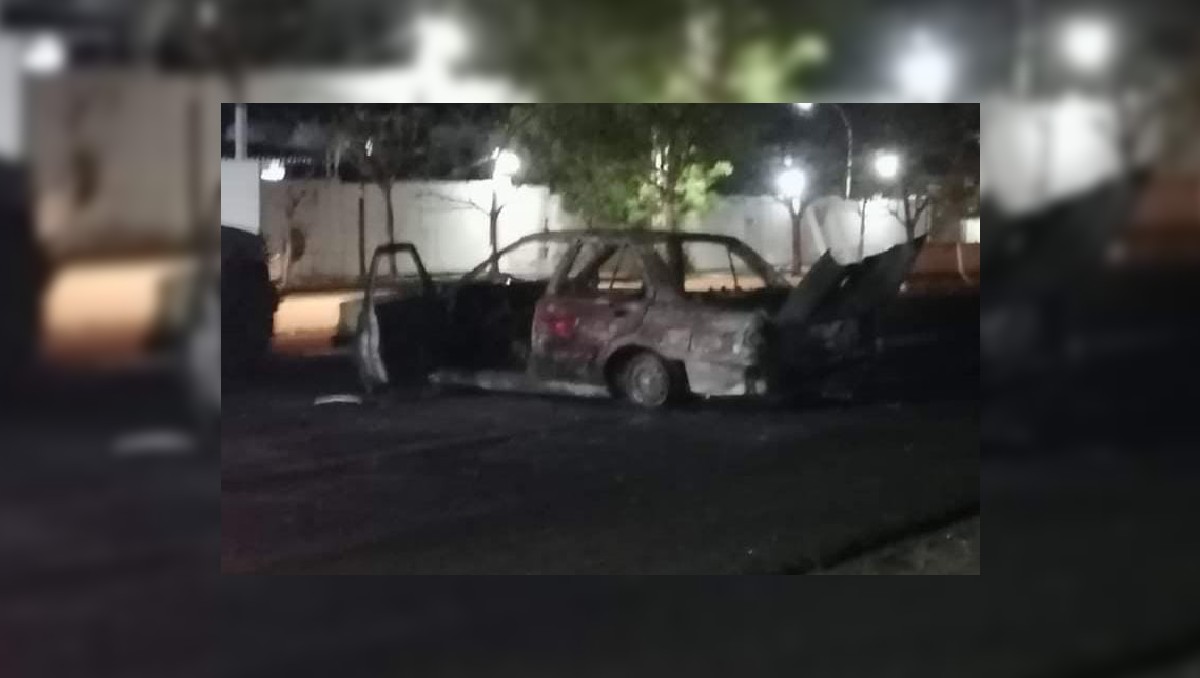 Vehículo quemado en localidades de Michoacán que bloquean las vialidades (Especial)
