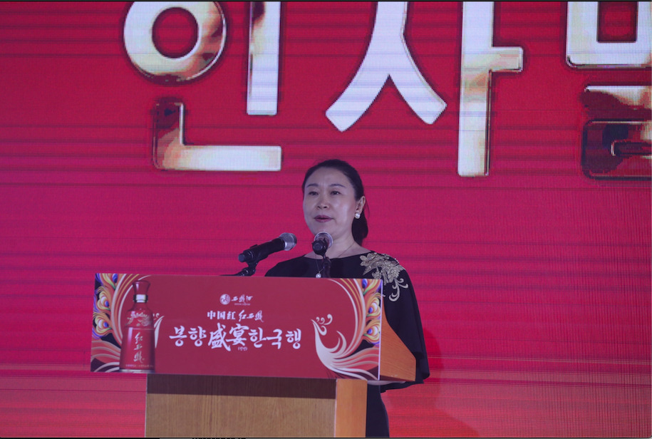 Zhou Yanhua, subdirector general de Shaanxi Xifeng Liquor Co., Ltd. y director general de Shaanxi Xifeng Marketing and Management Co., Ltd. (Xinhua)