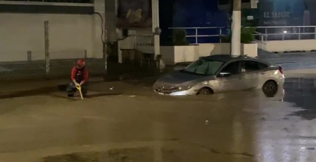 Auto afectado por la lluvia en el cruce de Patria y Beethoven (Vicente Torres Alfaro)