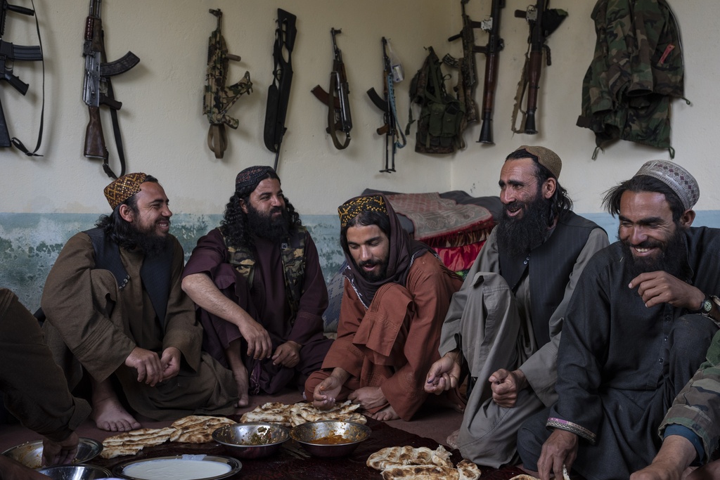 Combatientes talibanes almuerzan en una casa de adobe utilizada como puesto de control improvisado | AP