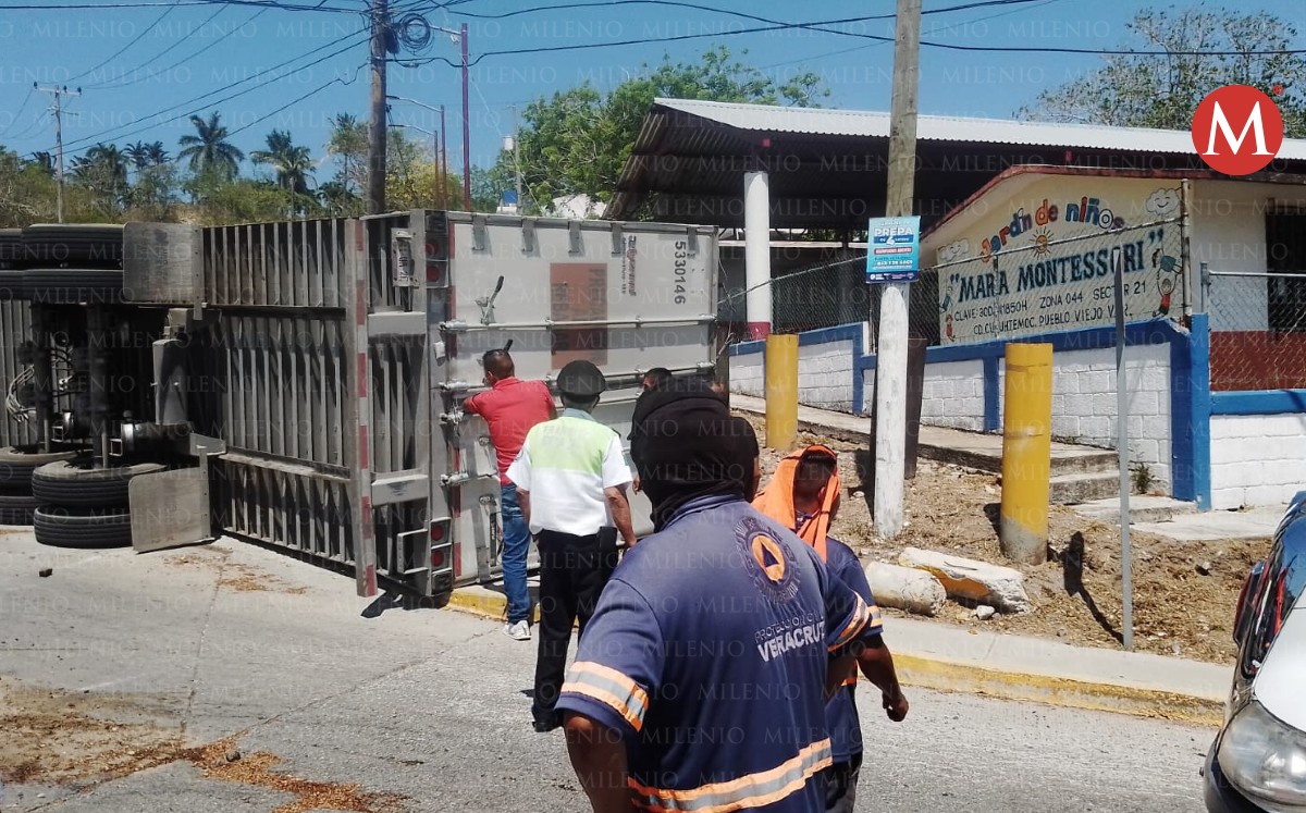 Tráiler con poliestireno tiene volcadura frente a kínder en Pueblo Viejo. (Noel Vergara)