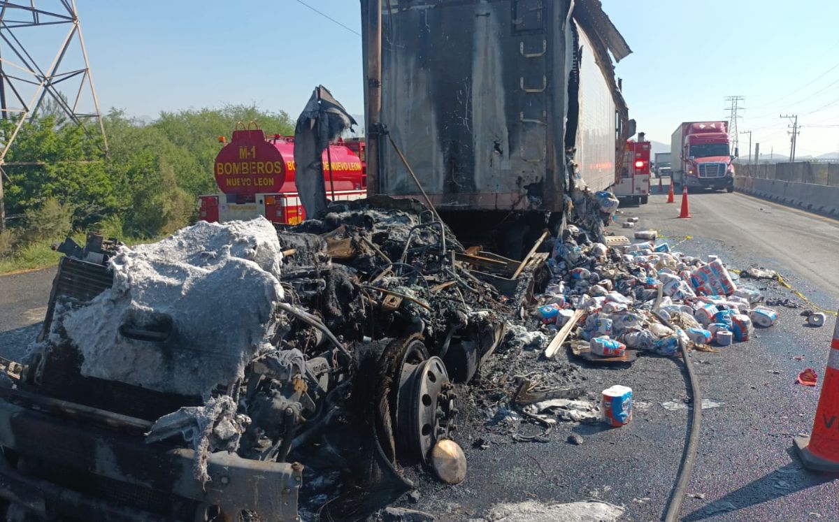 Tráiler queda quemado tras falla eléctrica provocando incendio en García NL. Foto: Fabricio Gallegos.
