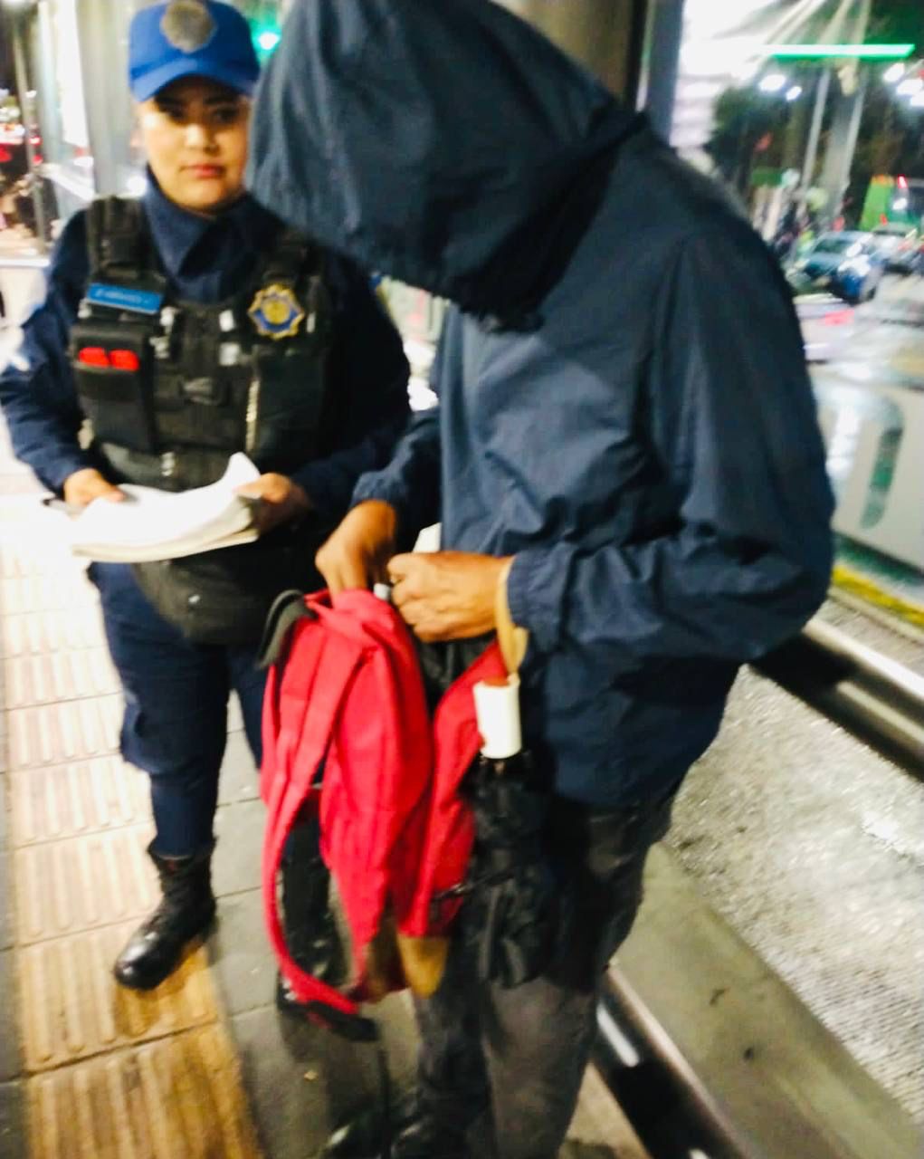 Adulto mayor olvidó mochila en Metrobús de la CdMx