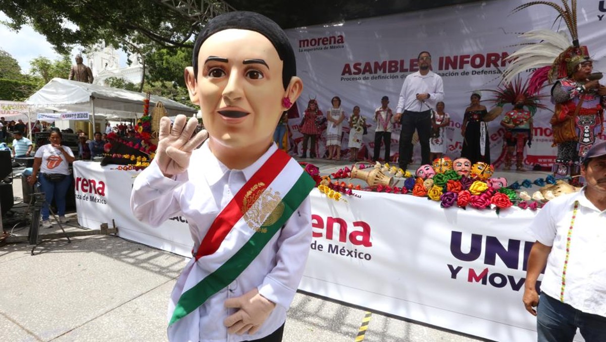 Con banda presidencial, estrenan botarga de Sheinbaum en Guerrero. | Jorge Carballo