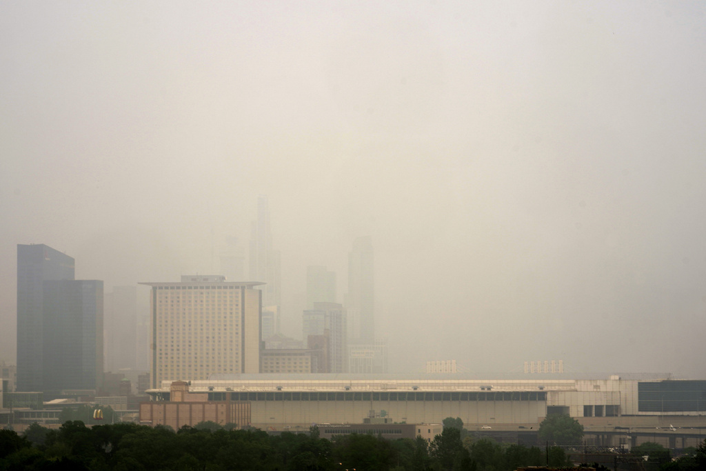 Los edificios del Marriott Marquis (izquierda) y del Hyatt Regency detrás de un velo de niebla procedente de los incendios forestales de Canadá | AP