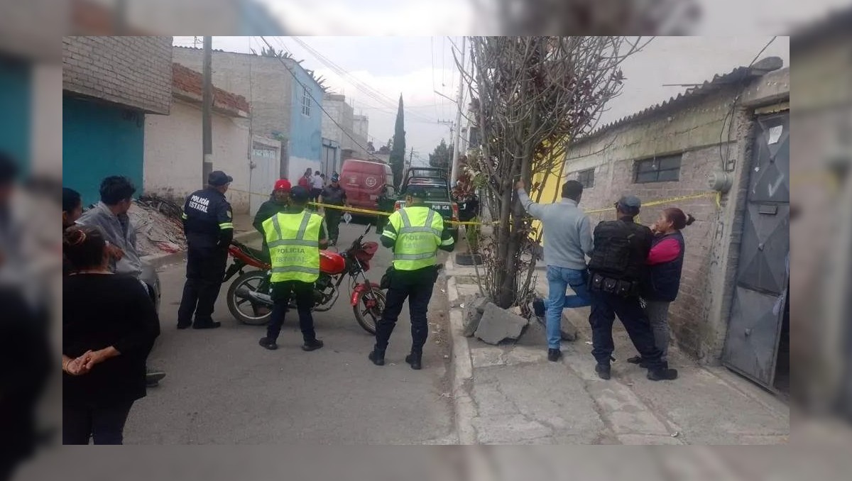 Elementos de seguridad acordonan la calle donde encontraron los restos humanos (Especial)