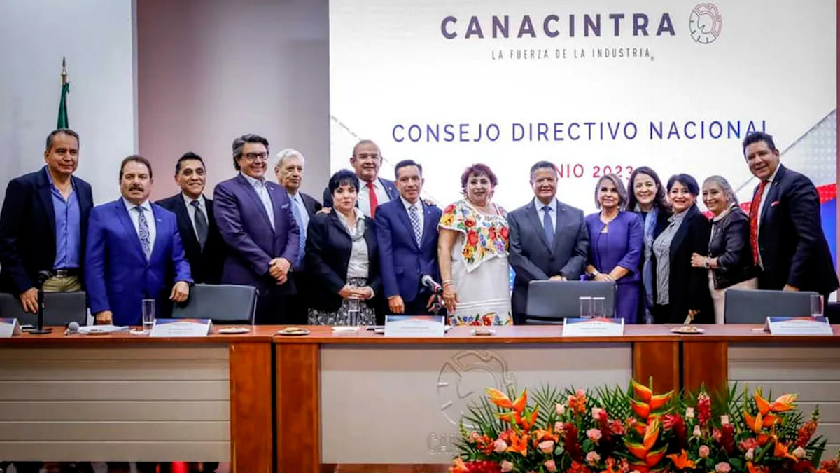 Julio Menchaca afianza relación con empresarios durante reunión del Canacintra