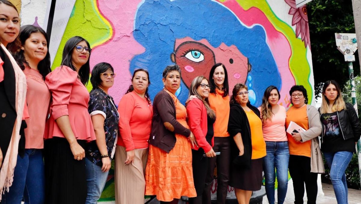 Lía Limón acompañada de muralistas | Especial