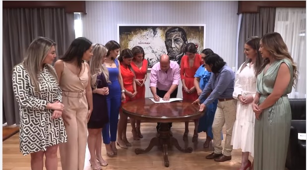 El mandatario estatal firmó el documento en Casa Jalisco, acompañado de diputadas de Movimiento Ciudadano. (ESPECIAL)