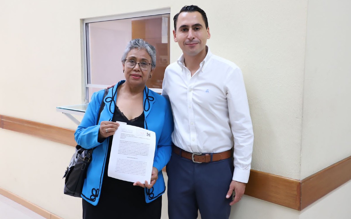 Maria del Refugio Rámirez ciudadana de San Pedro y Diputado Luis Susarrey| Kevin Recio