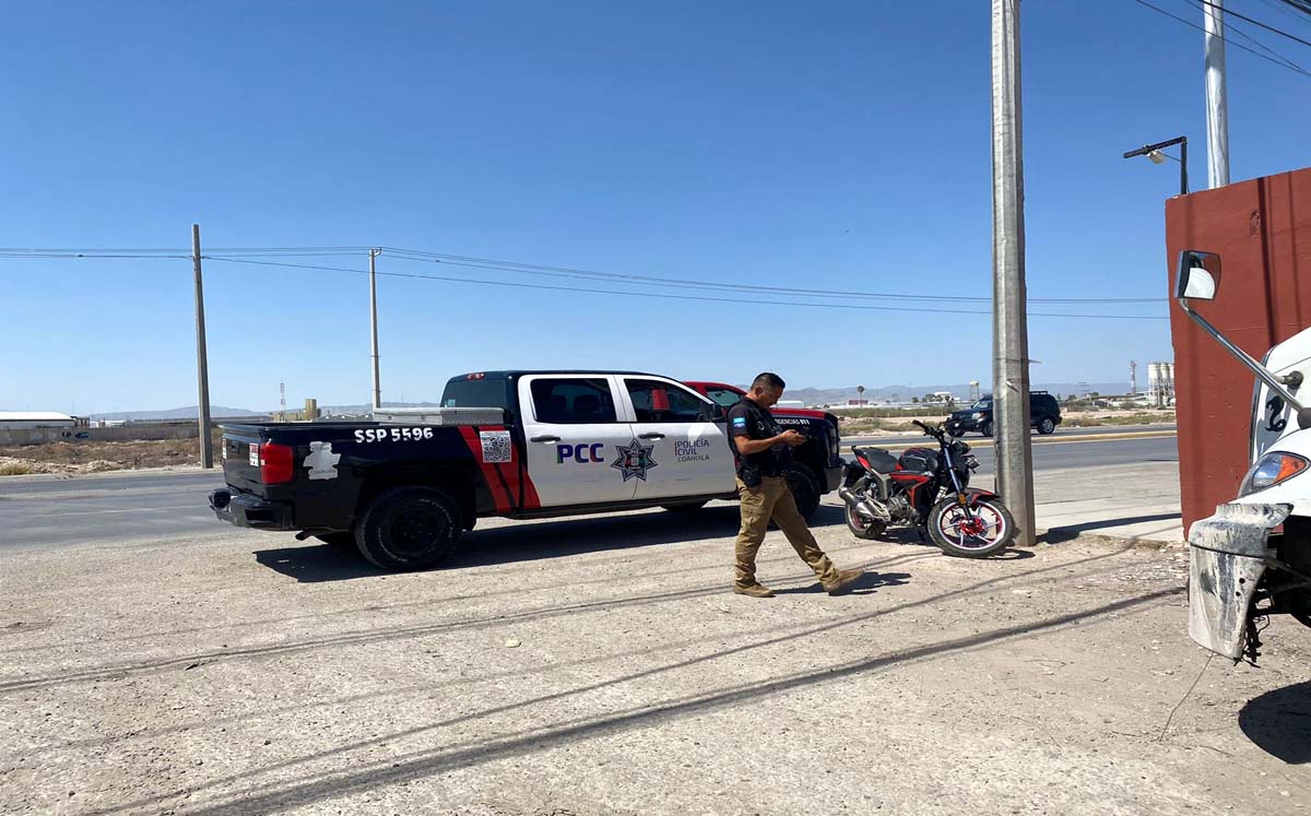 El motociclista resultó con golpes aparentemente leves. (Especial)